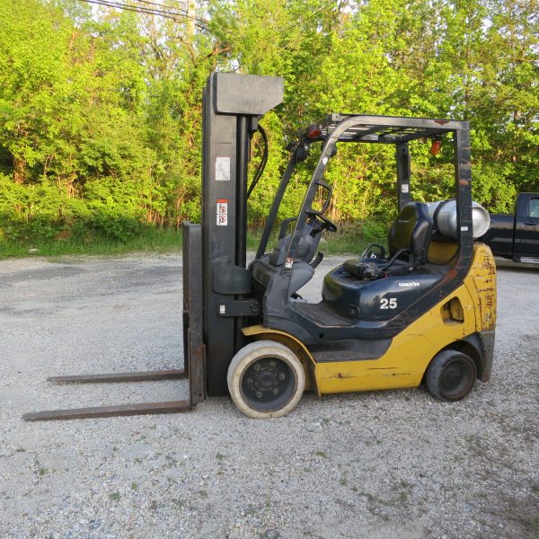 5,000 lb. Cap. Komatsu, LP, QUAD 4 Stage Mast to 21'7" Side-shift Runs great and cheap too!!