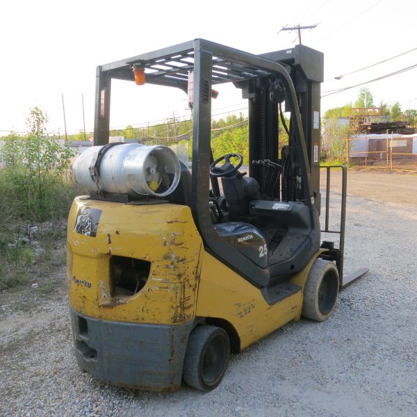 5,000 lb. Cap. Komatsu, LP, QUAD 4 Stage Mast to 21'7" Side-shift Runs great and cheap too!! - Image 4