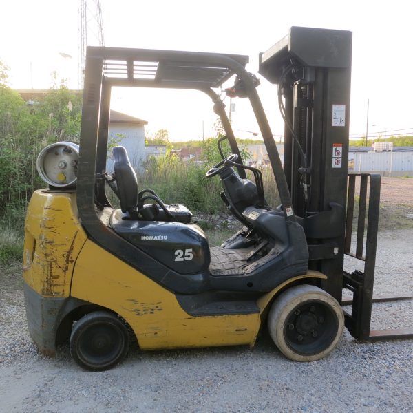 5,000 lb. Cap. Komatsu, LP, QUAD 4 Stage Mast to 21'7" Side-shift Runs great and cheap too!! - Image 2